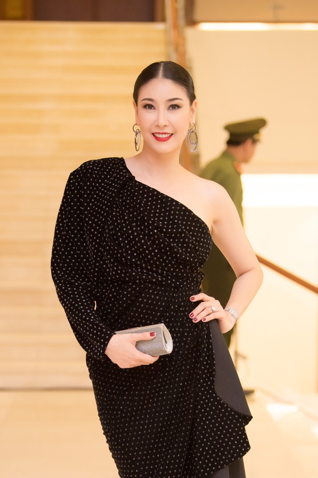 Hà Kiều Anh “lấn lướt” nhan sắc các Hoa hậu, Á hậu đàn em - 1 Hà Kiều Anh “lấn lướt” nhan sắc các Hoa hậu, Á hậu đàn em - 1