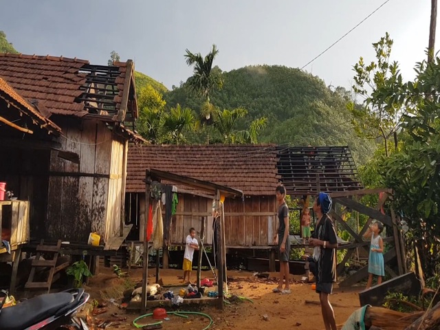 Lốc xoáy càn quét phá hỏng 100 nhà dân - 1 Trận lốc xoáy càn quét qua xã Ba Nam khiến 100 nhà dân hư hỏng