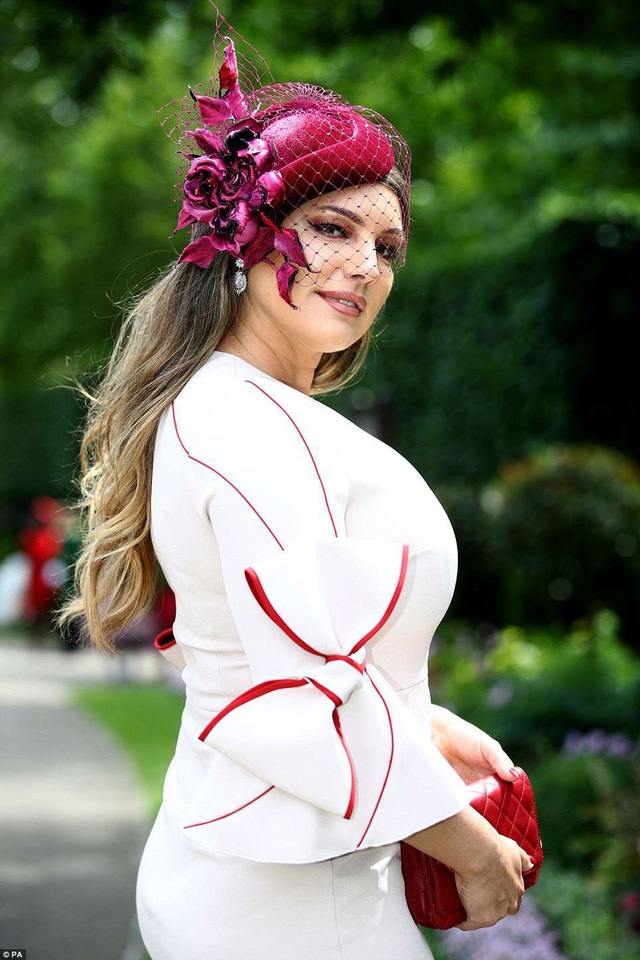 Người đẹp khoe ngực khủng, mũ đẹp đi xem đua ngựa - 3
Kelly Brook sành điệu và kiêu sa đi xem đua ngựa tại Berkshire, Anh quốc ngày 21/6 vừa qua