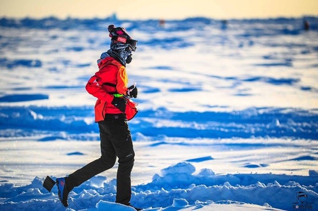 Người phụ nữ Việt Nam đầu tiên chạy marathon ở Bắc Cực - 1 Tăng Nguyệt Minh chạy marathon ở Bắc Cực.