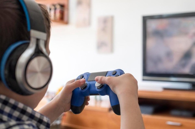 Nhịn đi vệ sinh vì chơi game, bé 10 tuổi bị biến dạng ruột - 1 Cha mẹ cậu bé đã không giới hạn thời gian chơi game của con