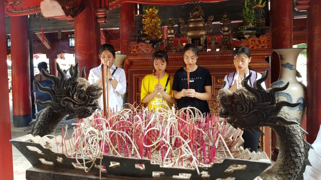 Trước “giờ G”: Nườm nượp sĩ tử đến cầu may tại Văn Miếu - 1 Trước “giờ G”: Nườm nượp sĩ tử đến cầu may tại Văn Miếu - 1