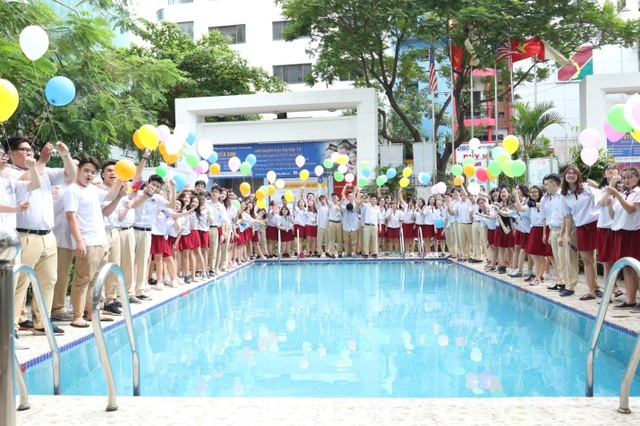 Một số góp ý để làm tốt bài thi môn Hóa học THPT quốc gia 2018 - 2
Học sinh khối 12 Trường Quốc tế Á Châu chụp ảnh kỷ niệm.