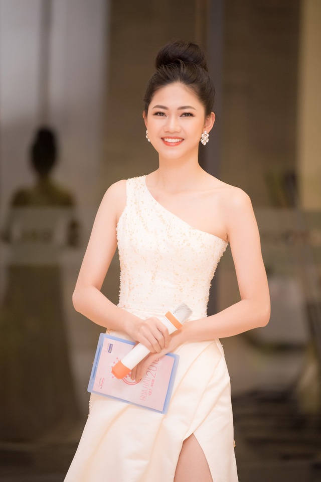 Hà Kiều Anh “lấn lướt” nhan sắc các Hoa hậu, Á hậu đàn em - 3 Hà Kiều Anh “lấn lướt” nhan sắc các Hoa hậu, Á hậu đàn em - 3