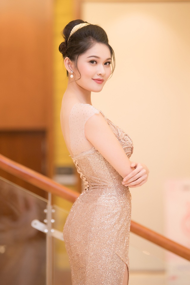 Hà Kiều Anh “lấn lướt” nhan sắc các Hoa hậu, Á hậu đàn em - 4 Hoa hậu Đỗ Mỹ Linh, Á hậu Thanh Tú và Á hậu Thuỳ Dung.