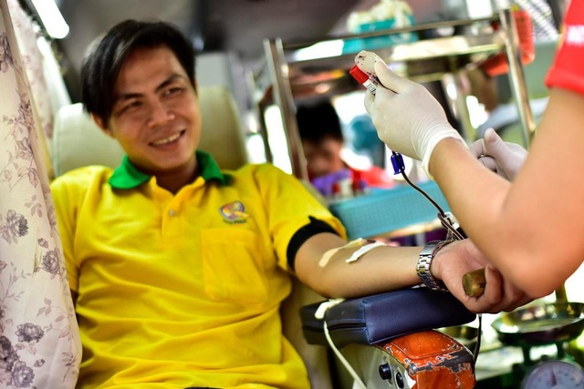 Anh Nguyễn Văn Tâm đang thực hiện hiến máu