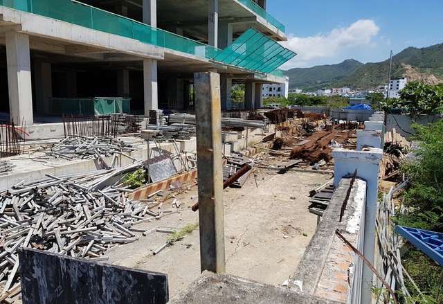 Tháo dỡ rào chắn “bít” đường xuống biển Nha Trang - 2 Đường N2 trước đó bất ngờ bị rào chắn, không còn lối đi xuống biển