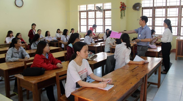 Chùm ảnh: Thí sinh cả nước làm thủ tục dự thi THPT quốc gia 2018 - 2
Các thí sinh được yêu cầu kiểm tra lại thông tin trên thẻ dự thi. (Ảnh: Trung Thi)