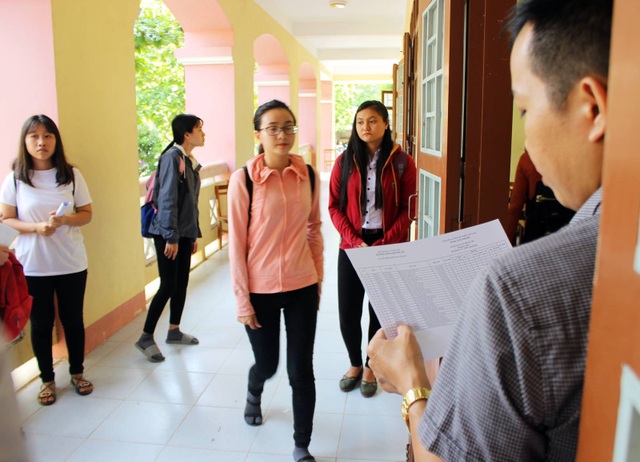 Chùm ảnh: Thí sinh cả nước làm thủ tục dự thi THPT quốc gia 2018 - 1
Thí sinh được gọi vào phòng thi để làm thủ tục tại điểm thi THPT Nguyễn Huệ (TP. Tuy Hòa, tỉnh Phú Yên).