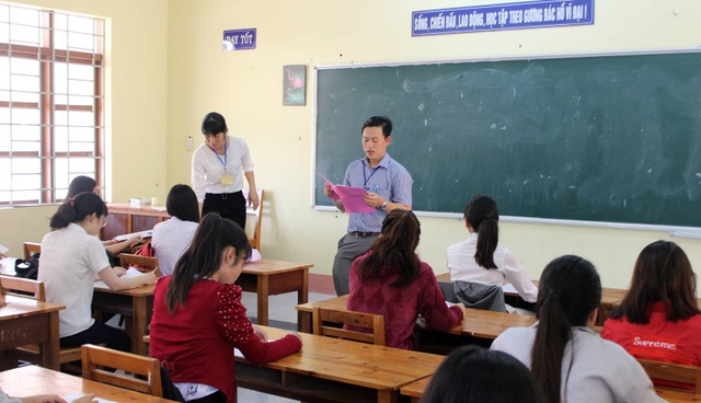 Chùm ảnh: Thí sinh cả nước làm thủ tục dự thi THPT quốc gia 2018 - 3
Giám thị coi thi phổ biến quy chế thi, lịch thi. (Ảnh: Trung Thi)