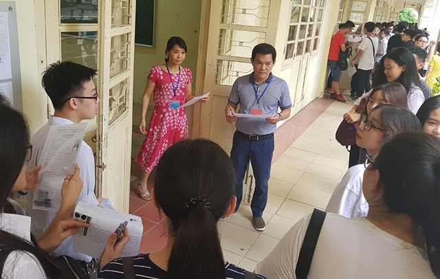 Chùm ảnh: Thí sinh cả nước làm thủ tục dự thi THPT quốc gia 2018 - 12
Tại điểm thi trường THPT Việt Đức (Hà Nội). (Ảnh: Hồng Minh - Mai Châm)
