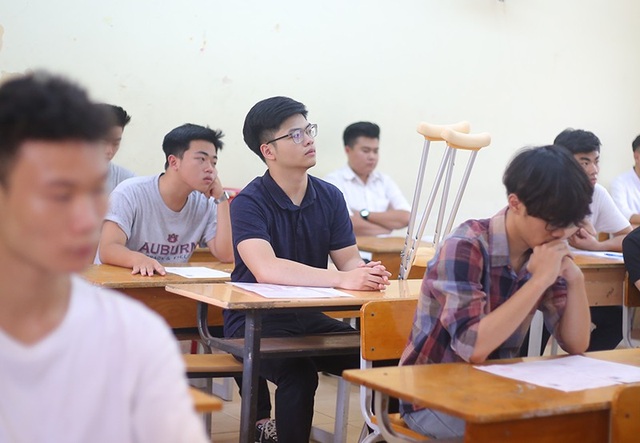 Nam sinh bị gãy chân vẫn lạc quan, tự tin đi thi THPT quốc gia - 3 Long được bạn bè và giám thị phòng thi quan tâm thăm hỏi