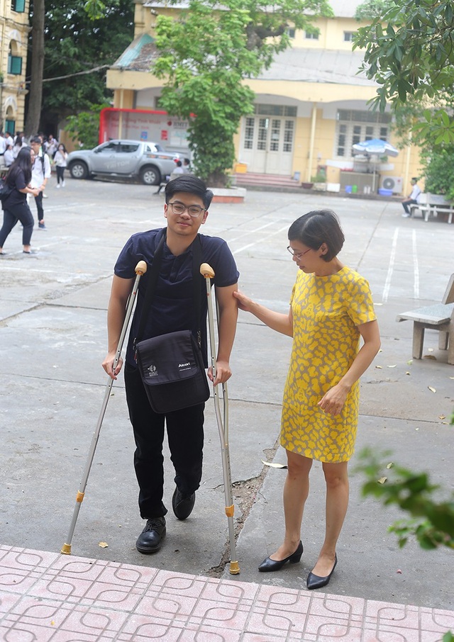 Nam sinh bị gãy chân vẫn lạc quan, tự tin đi thi THPT quốc gia - 1 Nam sinh bị gãy chân phải dùng nạng đi thi