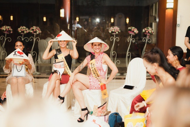 Võ sư “Người phán xử” bị khởi tố; phục hồi điều tra Hoa hậu Trương Hồ Phương Nga - 12 Món quà này khiến các thí sinh rất thích thú và bày tỏ mong muốn sẽ đến Việt Nam du lịch trong tương lai không xa.
