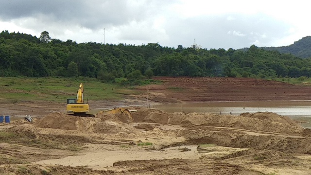 Đại "công trường" tập kết cát trái phép hoạt động rầm rộ tại Gia Lai! - 2 Các máy múc, máy hút thi nhau đào bới trong lòng hồ