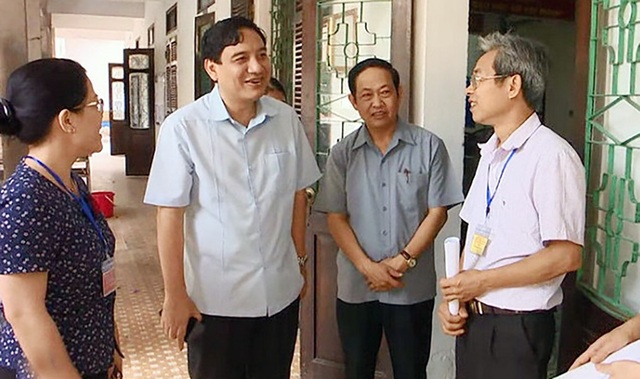 Cụm thi số 28: 21 điểm thi “trắng” thí sinh thi tổ hợp môn KHTN - 1 Bí thư Tỉnh ủy Nghệ An ông Nguyễn Đắc Vinh và bà Nguyễn Thị Kim Chi - Giám đốc Sở GD&ĐT Nghệ An kiểm tra tại địa điểm thi Trường THPT Huỳnh Thúc Kháng, TP. Vinh.