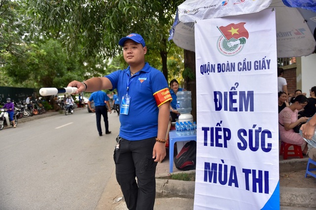 Thí sinh hớn hở trong buổi làm thủ tục thi THPT quốc gia - 11
Ở phía cổng trường có sự tham gia chỉ dẫn phân luồng giao thông của một số thanh niên tình nguyện của quận đoàn Cầu Giấy (Hà Nội).