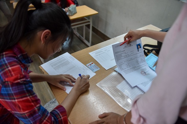 Thí sinh hớn hở trong buổi làm thủ tục thi THPT quốc gia - 10 Thí sinh lên kiểm tra thông tin họ tên và các môn thi nhằm giảm thiểu sai sót thông tin trước ngày thi môn đầu tiên.