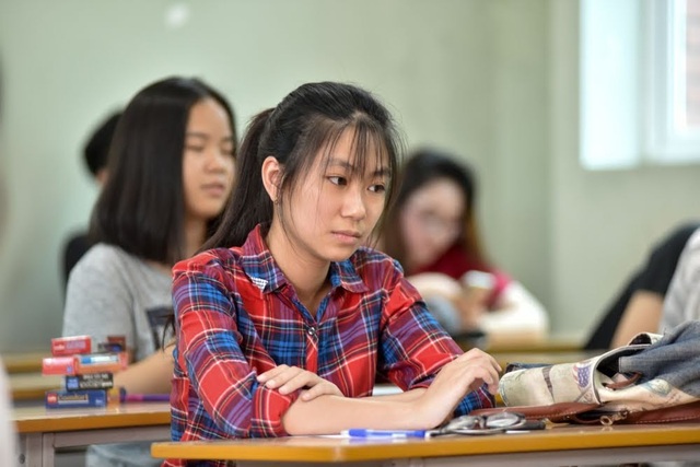 Sáng nay, gần 913.000 thí sinh dự thi môn Ngữ văn - 1
Thí sinh hồi hộp trước giờ thi
