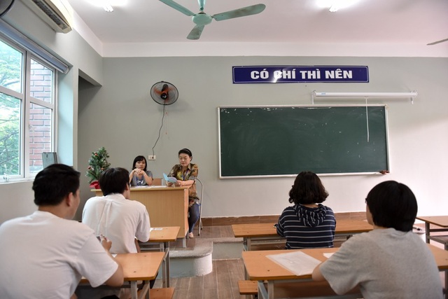 Thí sinh hớn hở trong buổi làm thủ tục thi THPT quốc gia - 7 Đúng 14 giờ giám thị coi thi đọc phổ biến thông tin nội dung quy chế kỳ thi THPT quốc gia.