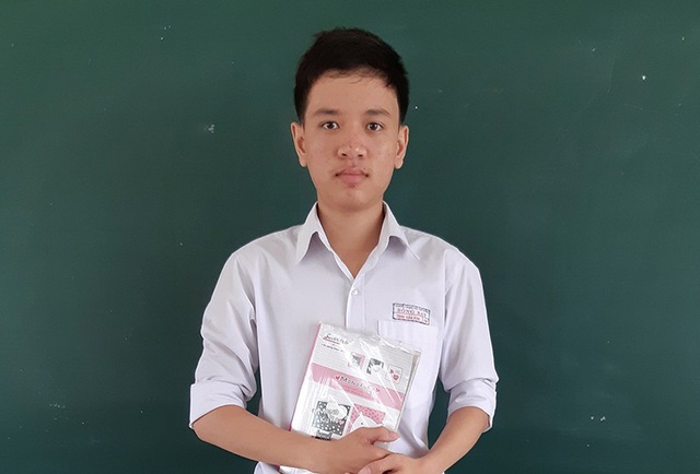 Nam sinh Đồng Nai làm công nhân ở xưởng cá gom góp tiền học đại học - 3
Nam sinh Trịnh Xuân Hùng có thành tích học tập xuất sắc và giàu nghị lực vươn lên.