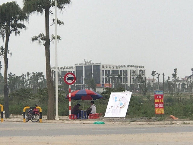 Ba tháng "bò lê" vỉa hè, thỏa giấc mơ thu nhập 100 triệu đồng/tháng - 1
Môi giới bám trụ ở vỉa hè