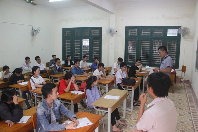 Chùm ảnh: Thí sinh cả nước làm thủ tục dự thi THPT quốc gia 2018 - 16
Các thí sinh Quảng Trị nghe phổ biến quy chế thi. (Ảnh: Đăng Đức)