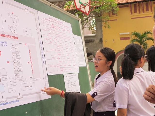 Chùm ảnh: Thí sinh cả nước làm thủ tục dự thi THPT quốc gia 2018 - 18
Thí sinh xem sơ đồ phòng thi. (Ảnh: Lê Phương)