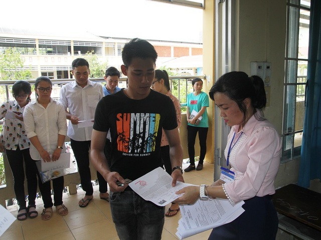 Chùm ảnh: Thí sinh cả nước làm thủ tục dự thi THPT quốc gia 2018 - 33 Thí sinh tại Cần Thơ đến làm thủ tục tham dự kỳ thi THPT Quốc gia chiều 24/6