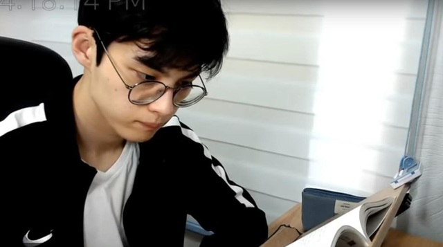 Mỹ nam gây sốt vì quay cảnh ngồi học trong im lặng suốt 7 giờ - 1 Chỉ một video ngồi học trong im lặng dài 7 giờ cũng thu hút hàng trăm nghìn người theo dõi