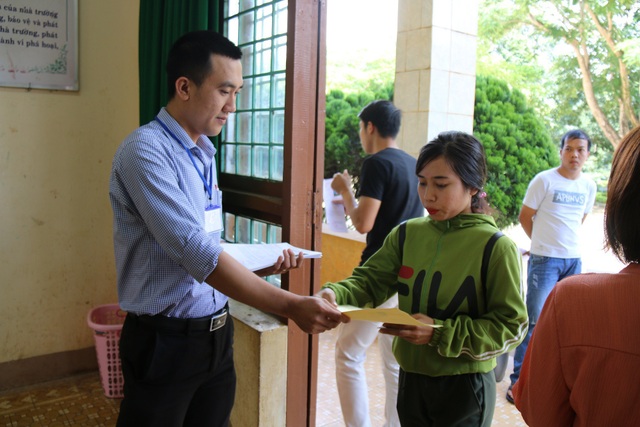 Chùm ảnh: Thí sinh cả nước làm thủ tục dự thi THPT quốc gia 2018 - 8
Thí sinh làm thủ tục vào phòng dự thi. (ảnh: Dương Phong)