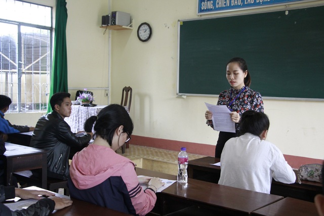 Chùm ảnh: Thí sinh cả nước làm thủ tục dự thi THPT quốc gia 2018 - 10
Giám thị phổ biến quy chế thi. (Ảnh: Thúy Diễm)
