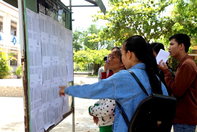 Chùm ảnh: Thí sinh cả nước làm thủ tục dự thi THPT quốc gia 2018 - 15
Thí sinh tại Quảng Nam đội nắng đến các điểm trường làm thủ tục dự thi. (Ảnh: Công Bính)