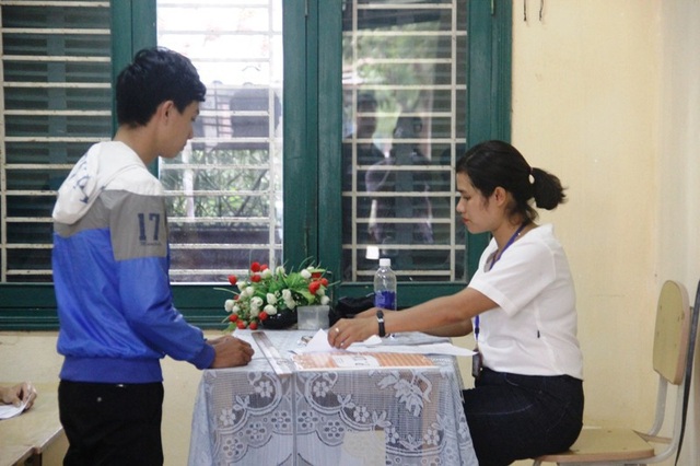Chùm ảnh: Thí sinh cả nước làm thủ tục dự thi THPT quốc gia 2018 - 17
Những sai sót thông tin được cán bộ hướng dẫn thí sinh điều chỉnh. (Ảnh: Đăng Đức)