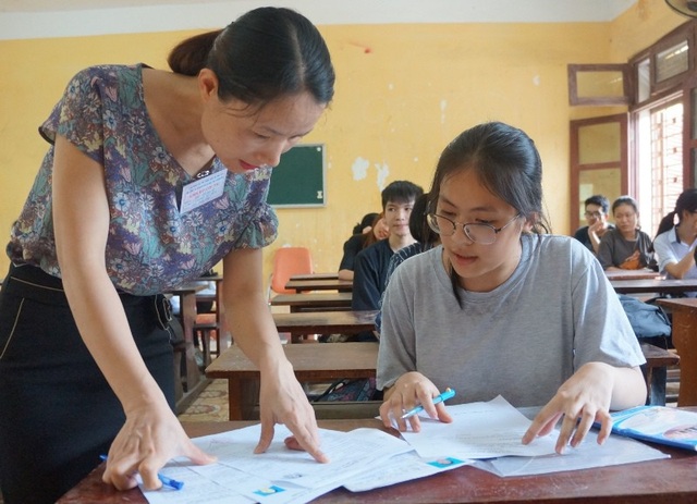 Chùm ảnh: Thí sinh cả nước làm thủ tục dự thi THPT quốc gia 2018 - 21
Giáo viên kiểm tra thông tin hồ sơ của thí sinh (Ảnh: Duy Tuyên)