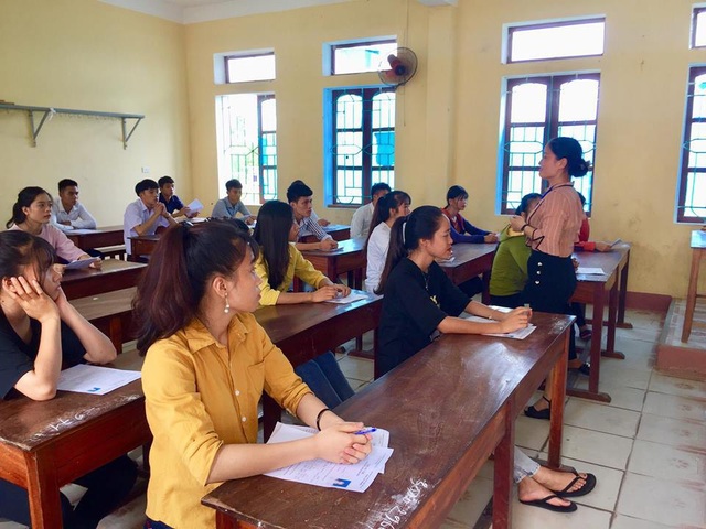 Chùm ảnh: Thí sinh cả nước làm thủ tục dự thi THPT quốc gia 2018 - 24
Cán bộ coi thi phổ biến quy chế trong phòng thi cho các sĩ tử. (Ảnh: Xuân Sinh)