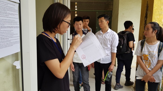 Chùm ảnh: Thí sinh cả nước làm thủ tục dự thi THPT quốc gia 2018 - 13 Cán bộ coi thi gọi thí sinh vào phòng thi. (Ảnh: Hà Cường)