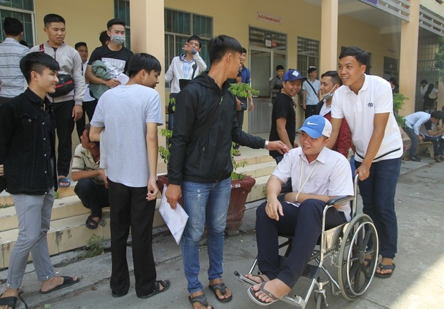 Chùm ảnh: Thí sinh cả nước làm thủ tục dự thi THPT quốc gia 2018 - 35 Em Nhân được bạn đưa đến Hội đồng thi.