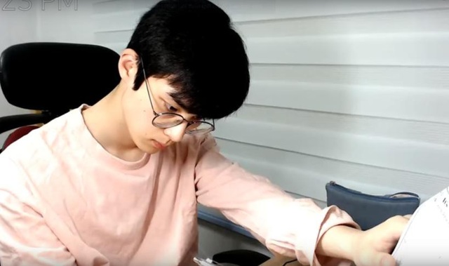 Mỹ nam gây sốt vì quay cảnh ngồi học trong im lặng suốt 7 giờ - 2 Hầu hết các video trên kênh này đều dài khoảng 7 giờ, tương đương với thời gian học tập