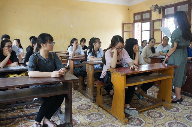 Chùm ảnh: Thí sinh cả nước làm thủ tục dự thi THPT quốc gia 2018 - 22
Giáo viên phổ biến quy chế thi cho thí sinh. (Ảnh: Duy Tuyên)