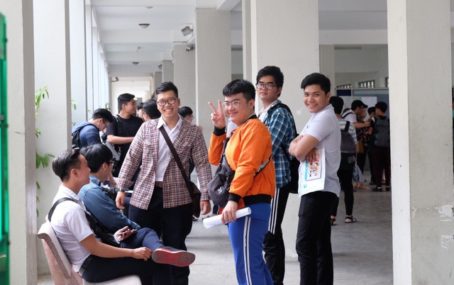 Chùm ảnh: Thí sinh cả nước làm thủ tục dự thi THPT quốc gia 2018 - 32
Các thí sinh tại Đà Nẵng khá thoải mái trước kỳ thi. (Ảnh: Khánh Hiền)