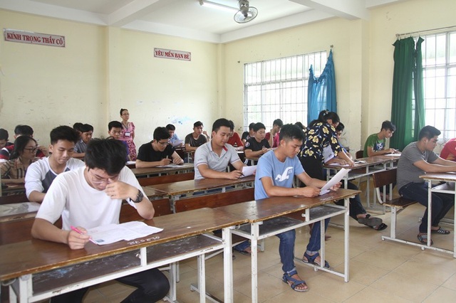 Chùm ảnh: Thí sinh cả nước làm thủ tục dự thi THPT quốc gia 2018 - 34
Các thi sinh ở Hội đồng thi trường THCS Lương Thế Vinh (Cần Thơ). (Ảnh: Phạm Tâm)