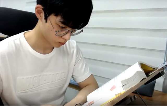 Mỹ nam gây sốt vì quay cảnh ngồi học trong im lặng suốt 7 giờ - 4
Các video đều quay cảnh học tập không ngừng nghỉ của thiếu niên