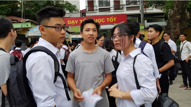 13.101 thí sinh không đến làm thủ tục dự thi THPT quốc gia 2018 - 1
Thí sinh đến làm thủ tục dự thi tại điểm thi trường THPT Lê Quý Đôn - Hà Đông (Ảnh: Hà Cường)