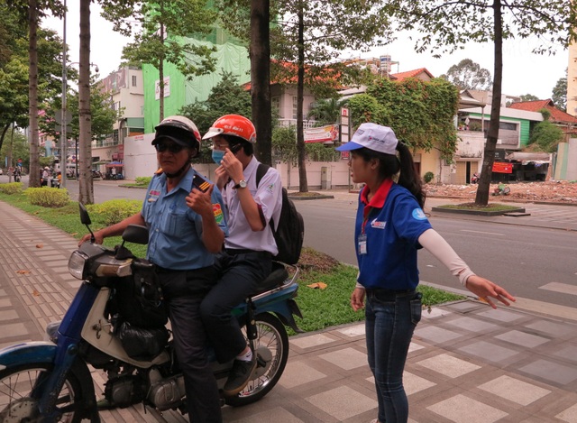 Các đội hình hỗ trợ thí sinh tại TPHCM sẵn sàng tiếp sức mùa thi - 2 Tại điểm thi THPT Marie Curie, sinh viên tiếp sức mùa thi hướng dẫn cho thí sinh và phụ huynh (ảnh Lê Phương)