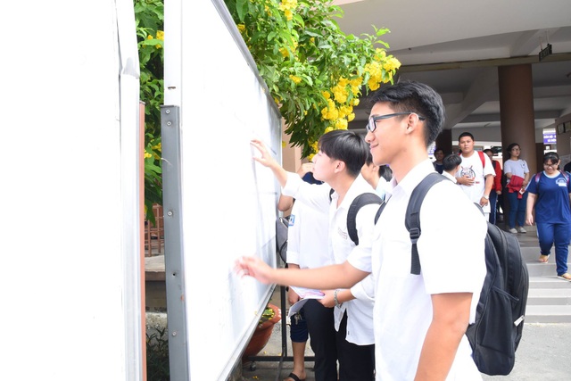 TPHCM: Thí sinh được giáo viên điểm thi mua tặng... quần - 2 Theo báo cáo nhanh tại TPHCM, chiều nay có trên 1.000 thí sinh không đến trường làm thủ tục thi