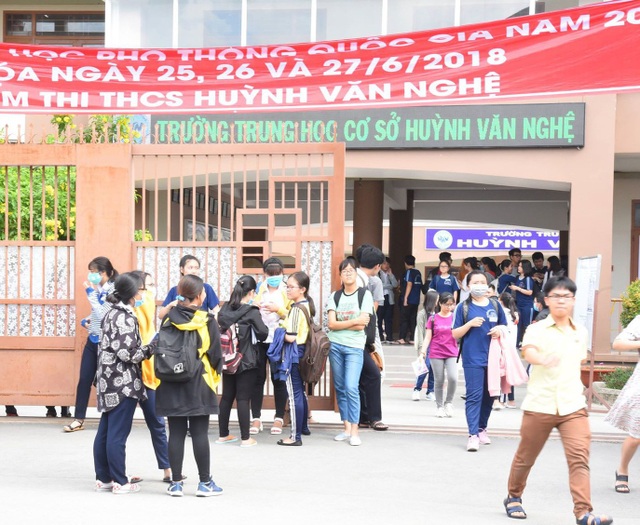 TPHCM: Thí sinh được giáo viên điểm thi mua tặng... quần - 1 Thí sinh tại điểm thi Trường THCS Huỳnh Văn Nghệ, Gò Vấp, TPHCM đến làm thủ tục thi vào chiều nay