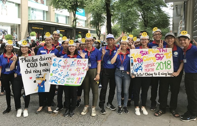 Bí thư thứ nhất TƯ Đoàn động viên sinh viên tình nguyện "Tiếp sức mùa thi" - 2 Sinh viên tình nguyện Tiếp sức mùa thi ra quân
