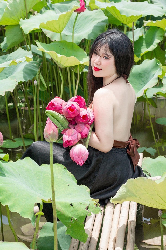 Sở hữu vòng một "quá khổ", thiếu nữ vẫn tự tin mặc áo yếm tạo dáng bên sen - 7 Sở hữu vòng một "quá khổ", thiếu nữ vẫn tự tin mặc áo yếm tạo dáng bên sen - 7