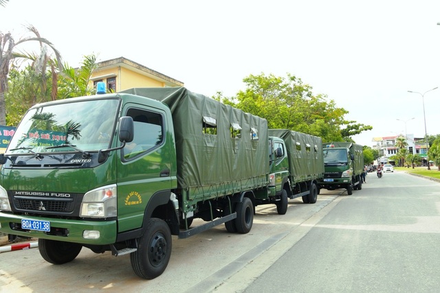 Điều động 3 xe tải cảnh sát chở 75 thí sinh đi thi - 1 3 xe tải chờ sẵn để đưa đón 75 thí sinh tại đơn vị Cảnh sát cơ động thuộc Bộ Tư lệnh Cảnh sát cơ động phường Thuỷ Lương, thị xã Hương Thuỷ, tỉnh Thừa Thiên Huế thi THPT Quốc gia